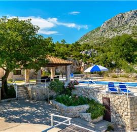 2 bedroom villa with pool and mountain views near Orašac, sleeps 4